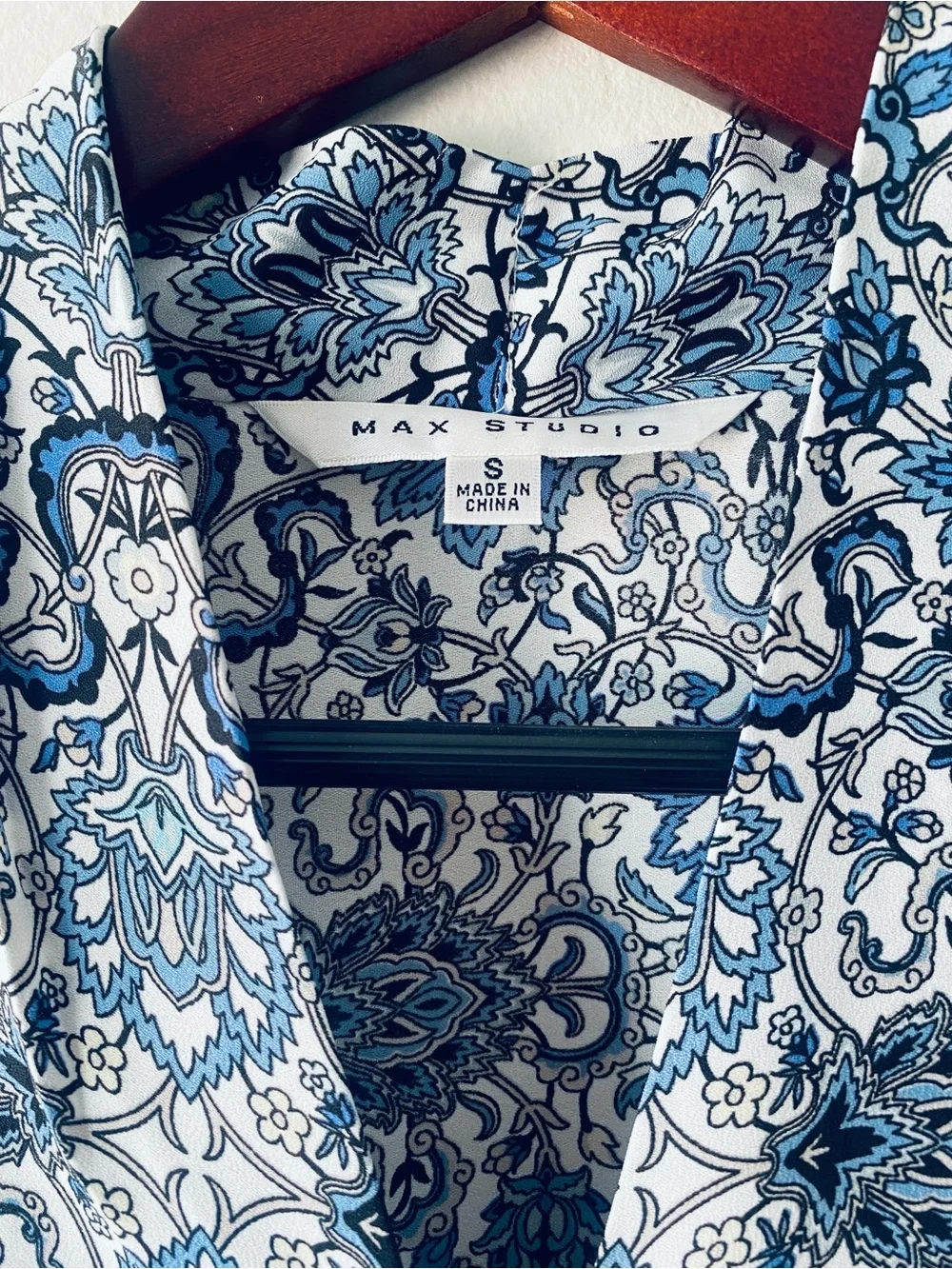 Max Studio Blue Paisley Print Sleeveless Split Neck Blouse Top Size S - Picture 3 of 8